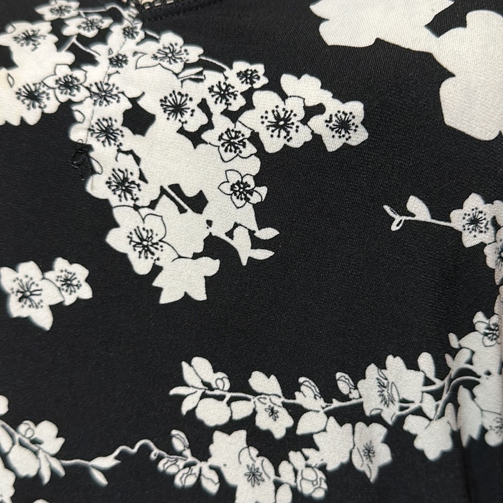 Old Navy Stretchy V Neck Short Sleeve Black and White Floral Blouse - Picture 6 of 9